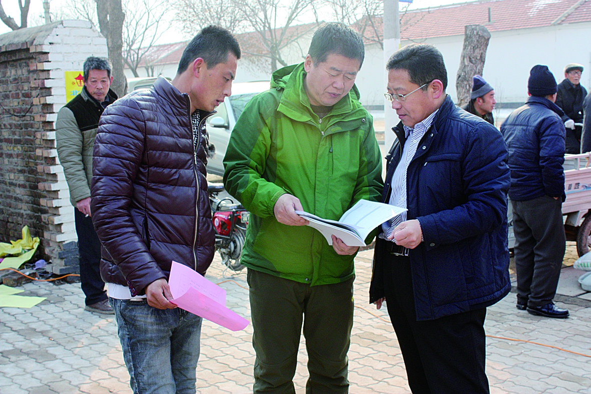 元旦刚过，北京绿得利工贸有限公司的营销人员冒着严寒深入河北黄骅市孔店村开展科普进村宣讲活动。据悉，该公司自2009年启动科普进村宣讲活动以来，已在东北、河北、山西等地连续开展了6年，行程上万公里，将公司研发的绿得利多肽、双酶复混肥料普及到千家万户。图为绿得利区域经理魏宪章（中）为农户和经销商进行科普宣传。  （本报记者王军摄）