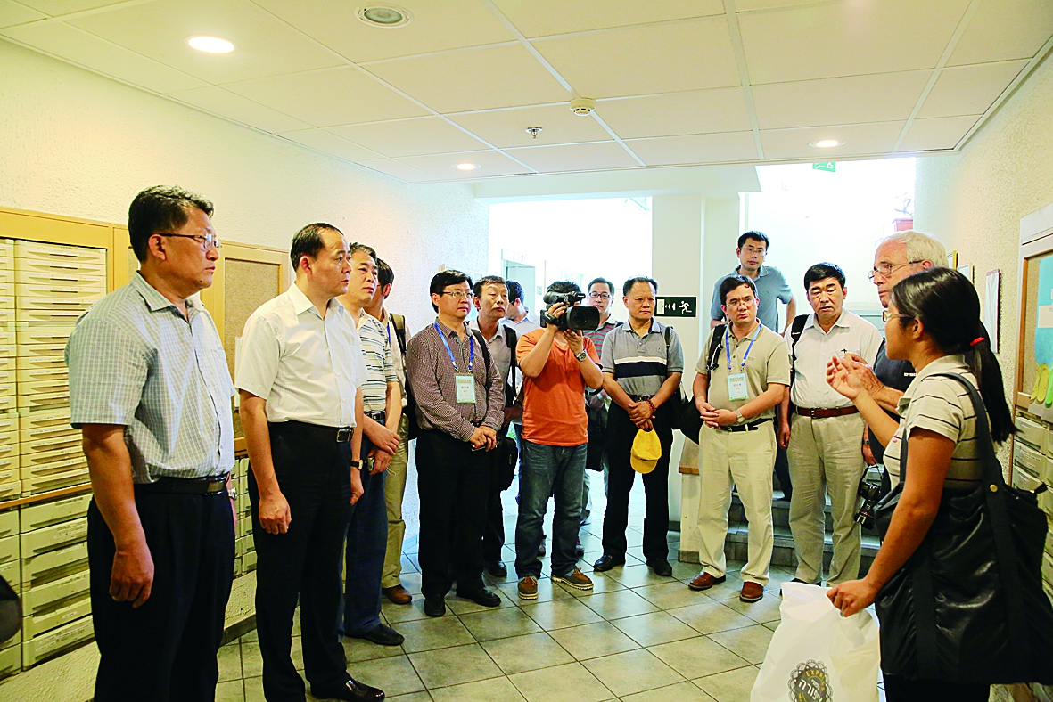 <img src="BZ_DLF-0-0-1569870870_3F.png" />在赴以色列的考察培训中，金正大集团组织相关人员到耐特菲姆公司参观学习滴灌技术