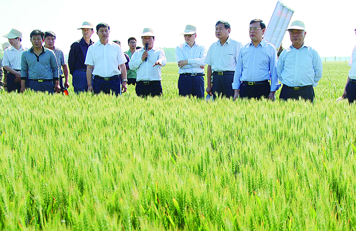 郭天财(右一)带队观摩