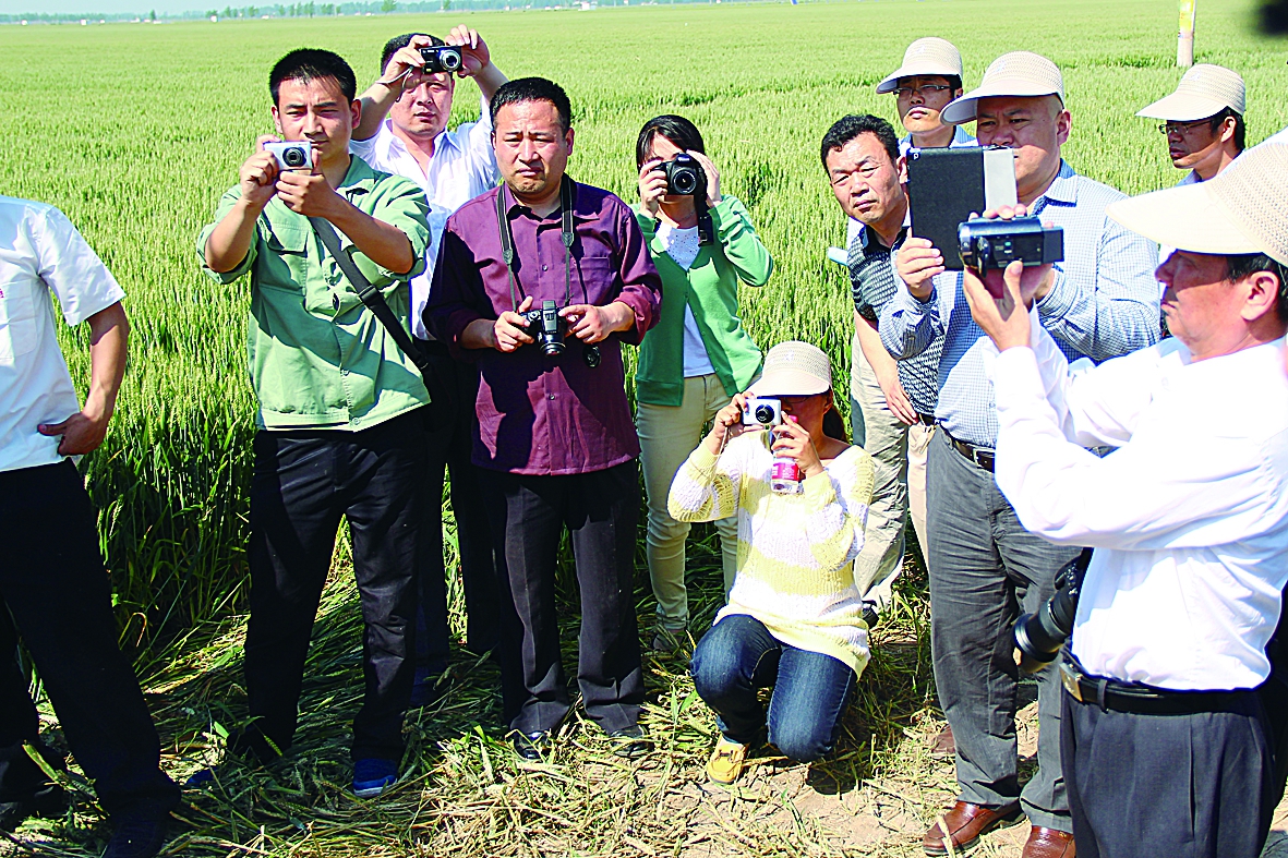 参观者拿出各类器材记录观摩过程