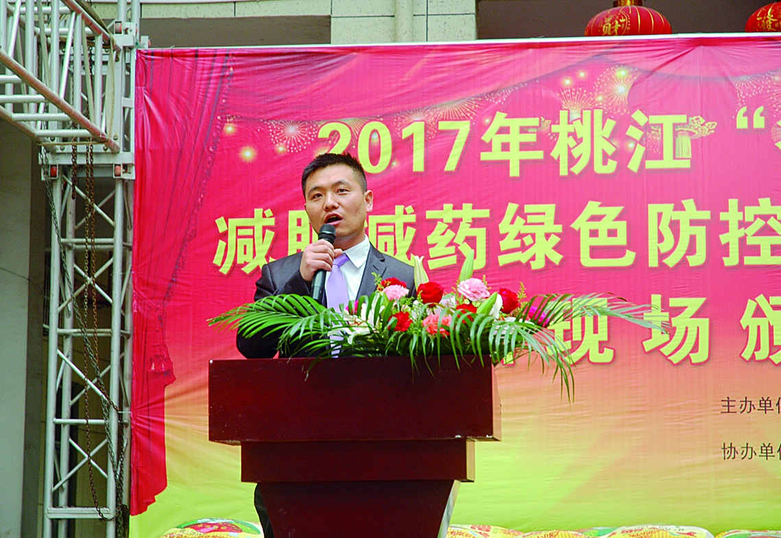 近日，湖南大队长农业有限公司总经理高贵在桃江县对经销商进行农化服务培训。（本报记者郑涵予摄）