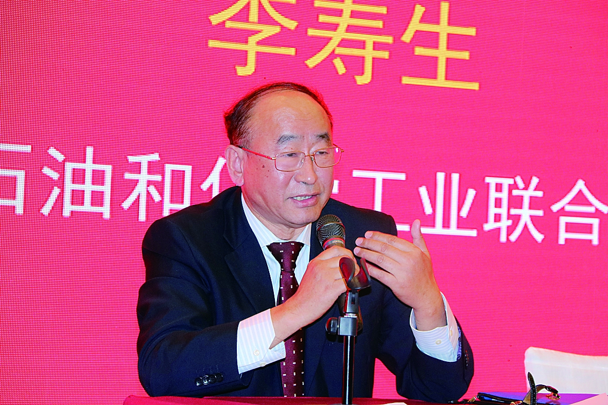 中国石油和化学工业联合会会长李寿生在会上作《决胜小康实现跨越努力开创新时代化肥工业发展新局面》报告。  （李宝摄）