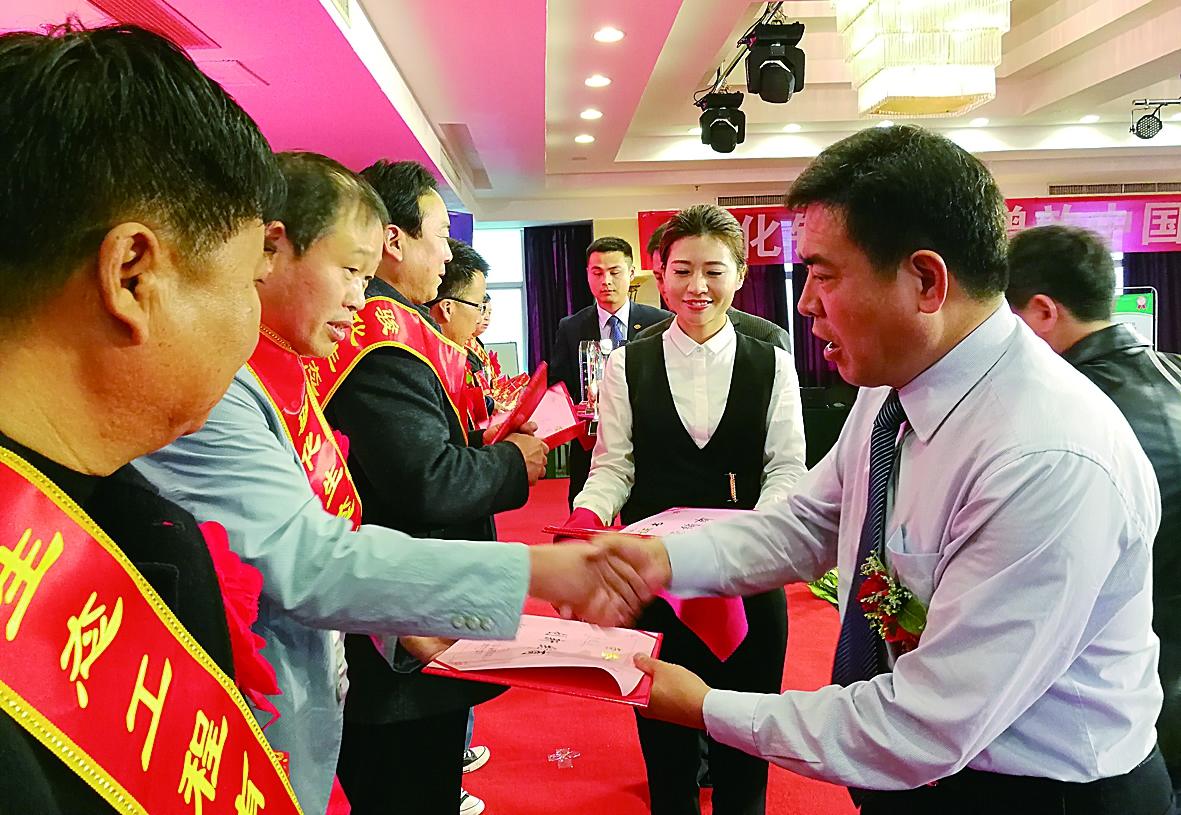 昊华骏化集团副总经理陈胜利（右）为优秀经销商颁发获奖证书。